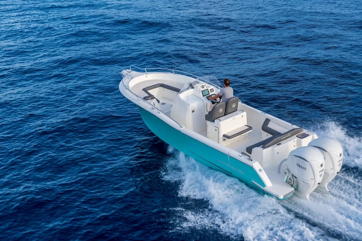 Bateau White Shark en navigation en pleine mer