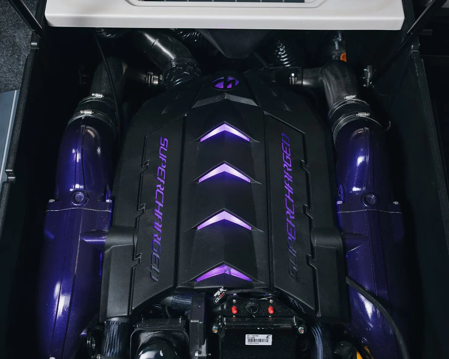 Moteur V8 Ilmor suralimenté dans le compartiment moteur d’un MasterCraft