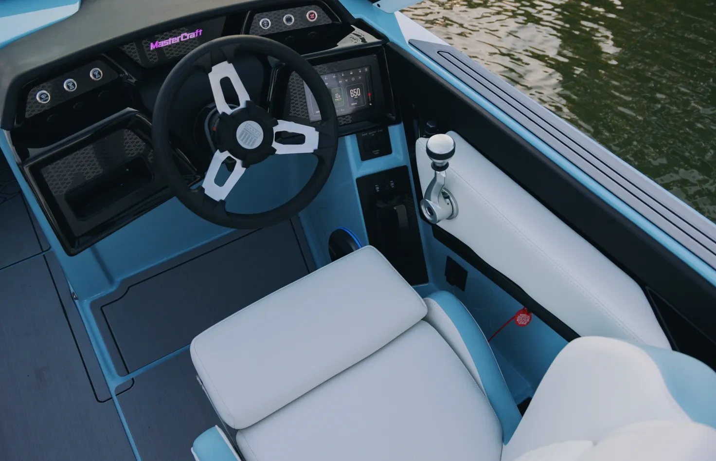 Poste de pilotage d’un MasterCraft NXT23 avec écran tactile de 7 pouces
