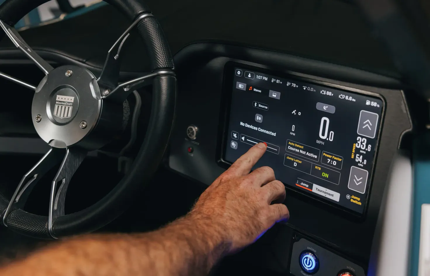 Pilote réglant le régulateur Zero Off sur l’écran tactile du MasterCraft ProStar
