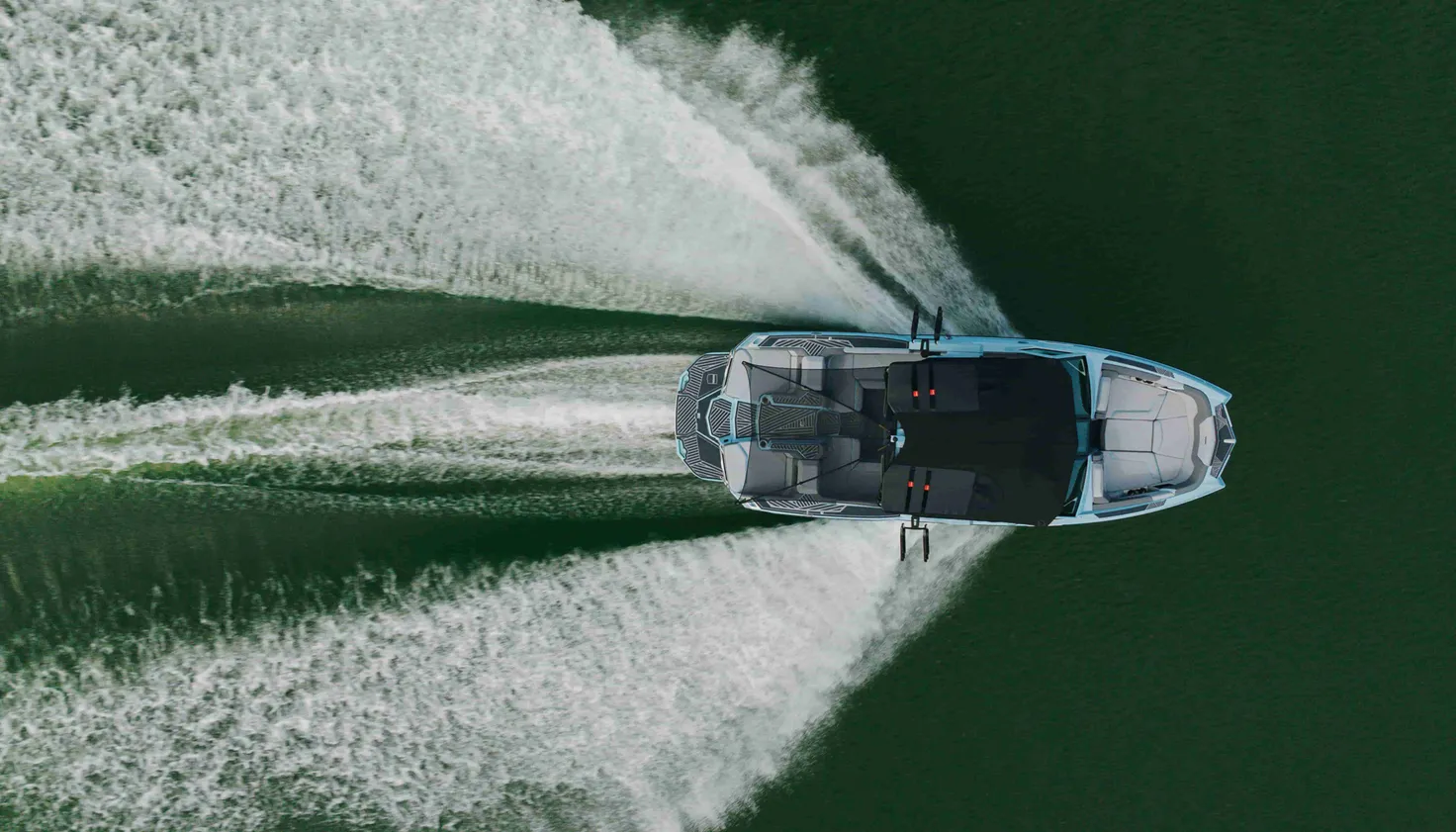 MasterCraft XStar 23 vu du ciel en navigation avec son sillage