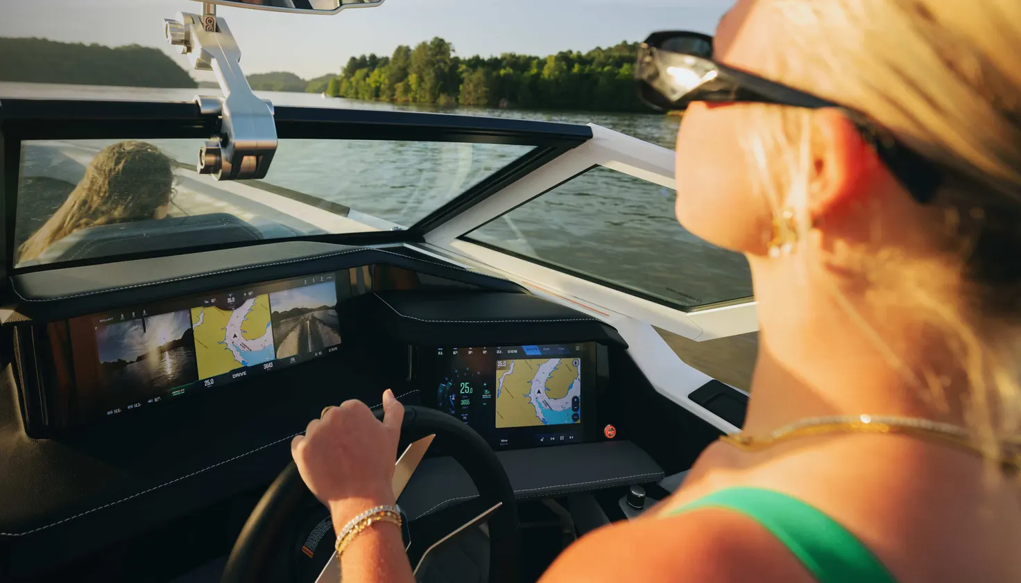 Poste de pilotage d’un MasterCraft XStar et ses écrans