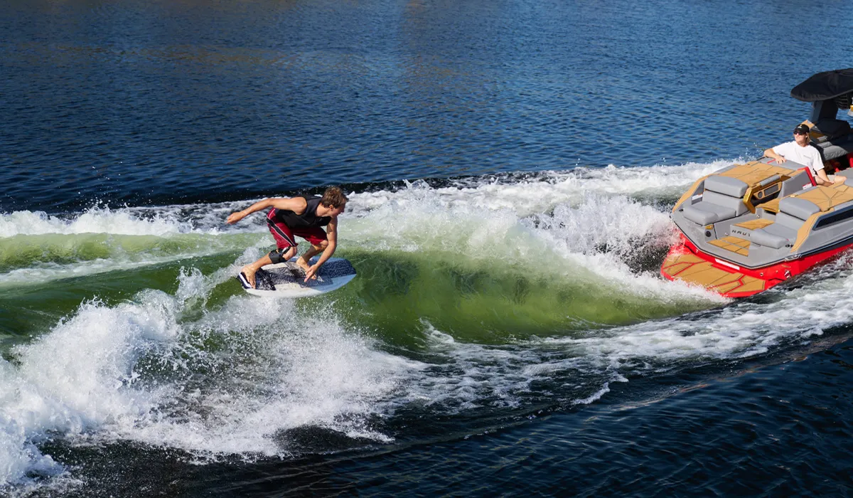 Wakesurfeur sur la vague du Nautique G23 Paragon