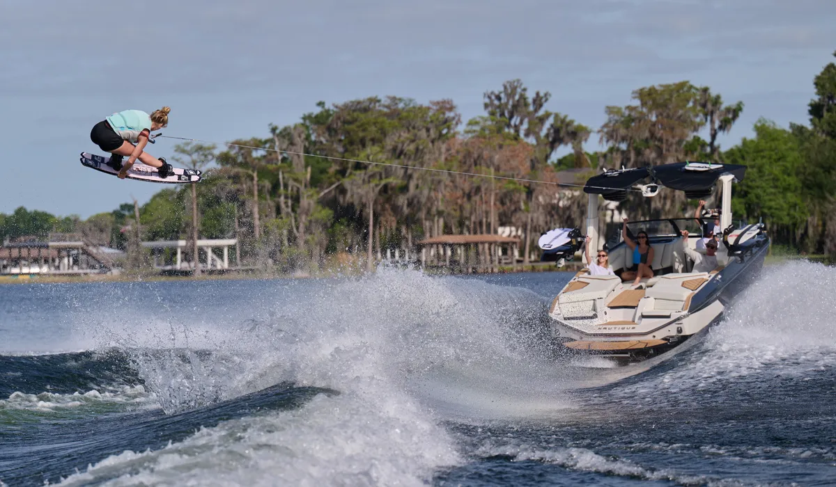 Wakeboardeuse en saut au-dessus du sillage d’un Super Air Nautique G23
