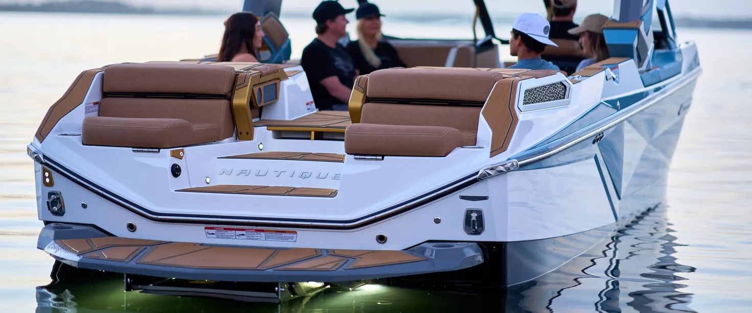 Passagers installés à l’arrière d’un Nautique G25 Paragon