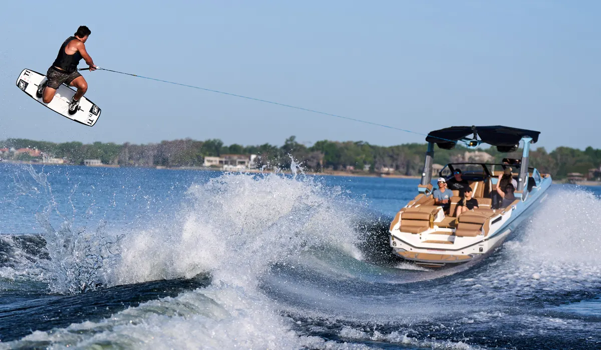 Wakeboarder en saut derrière un Nautique G25 Paragon