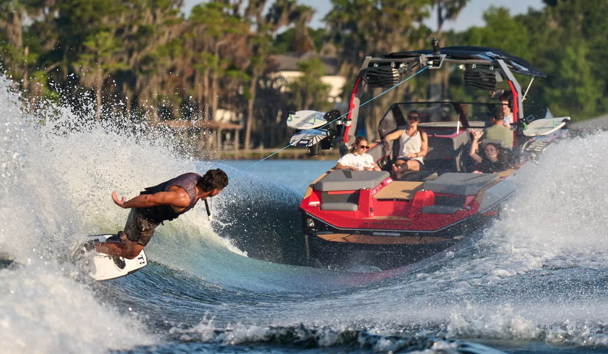 Wakesurfeur sur la vague d’un Super Air Nautique S23 2027