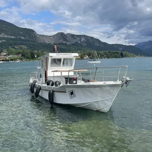 Bateau en panne sur le lac d'Annecy : que faire ?