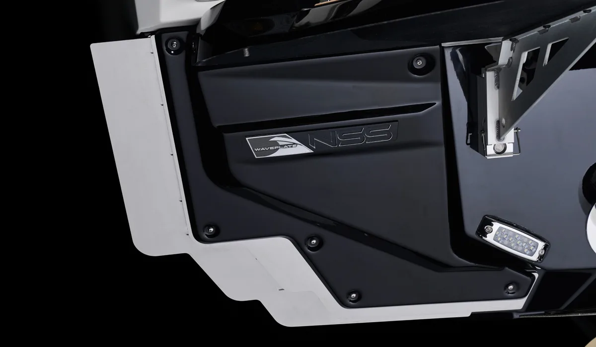 Volet WavePlate du Nautique Surf System fixé au tableau arrière d’un Nautique G23
