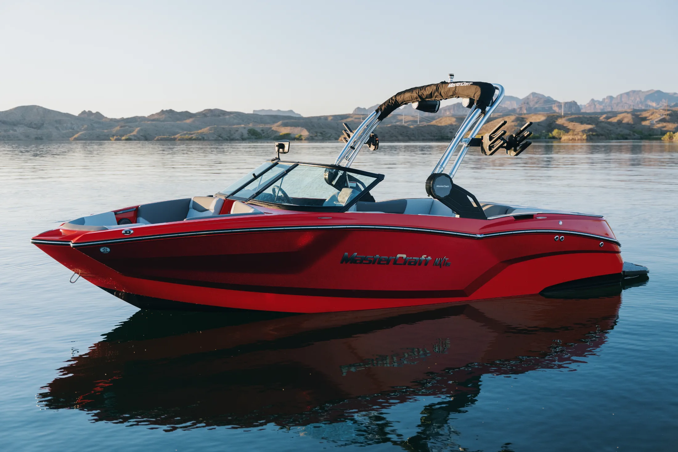 Rider en saut de wakeboard derrière un bateau MasterCraft