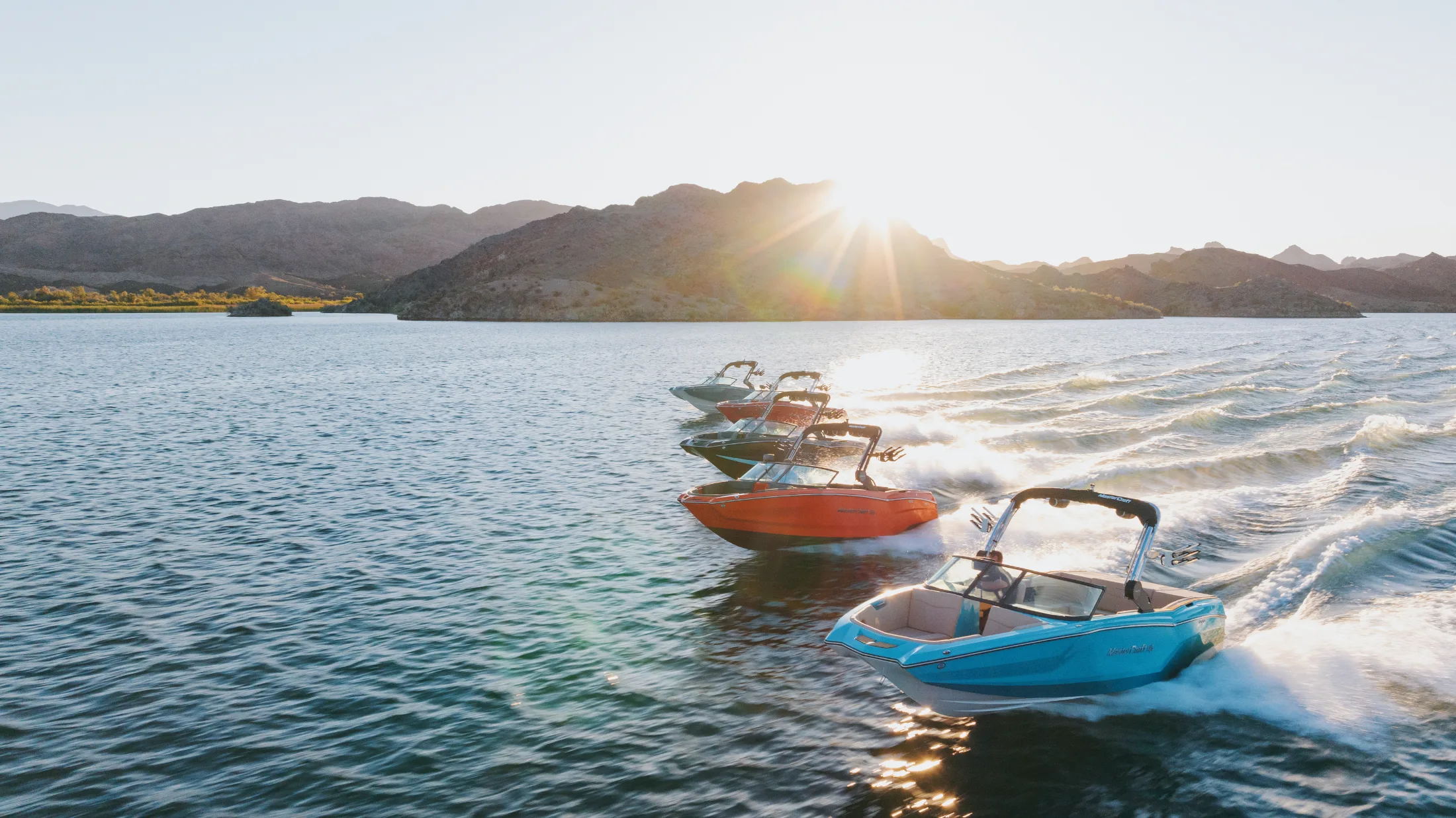 Wakeboat MasterCraft rouge sur un lac