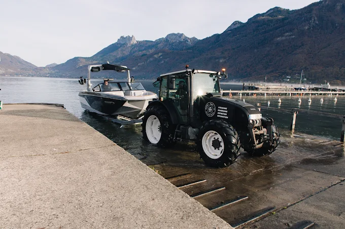 Sortie de l'eau d'un bateau au lac d'Annecy avant hivernage par Motor Boat 74