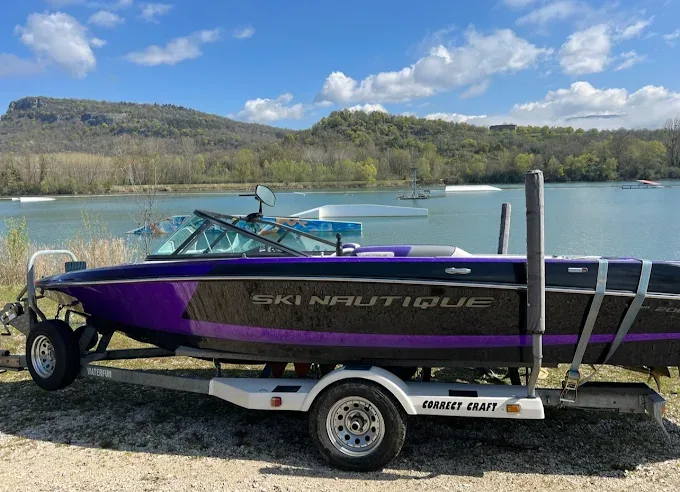 Bateau Nautique prêt pour l'hivernage au bord du lac d'Annecy