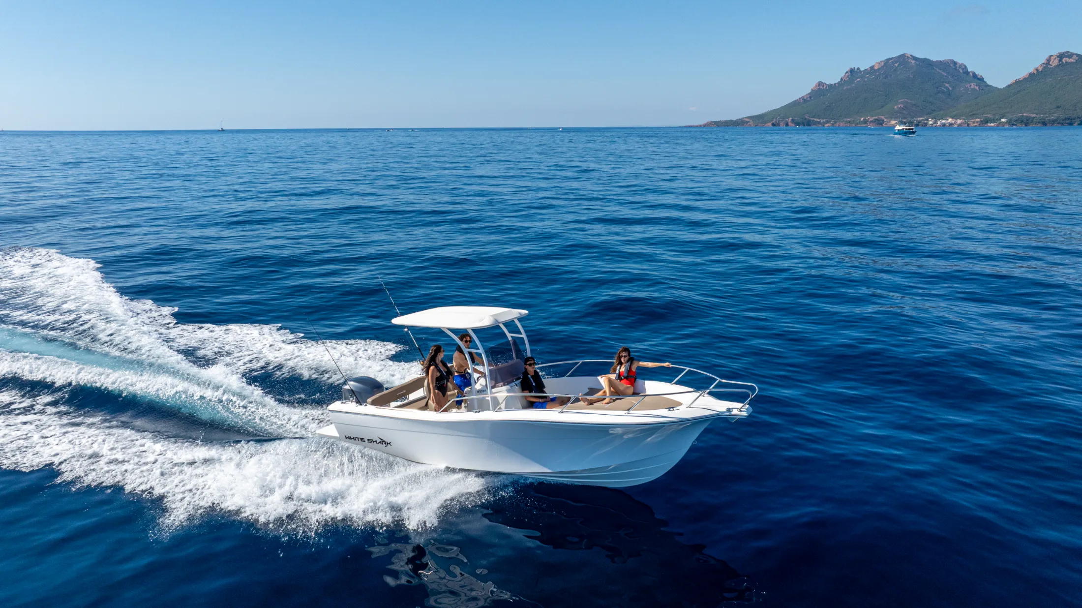 Fishing boat on Lake Geneva and Lake Annecy: why choose a White Shark?