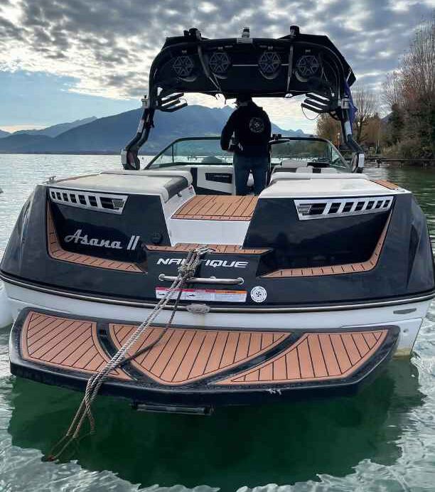 Bateau Nautique noir sur l'eau