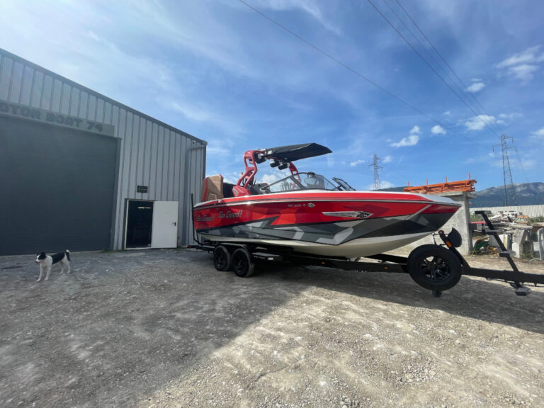 Bateau devant un hangar pour hivernage