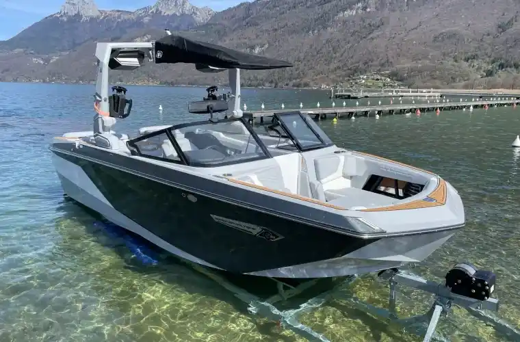 Bateau Nautique qui sort de l'eau du Lac d'Annecy