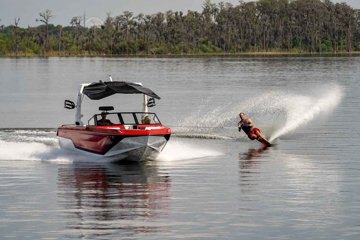 Super Air Nautique GS22 sur le lac qui tire un skieur