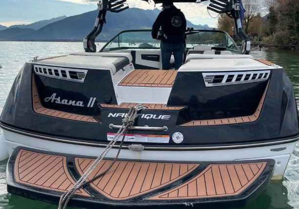 Bateau Nautique noir sur l'eau