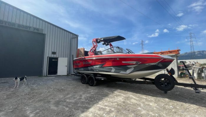 Bateau devant un hangar pour hivernage
