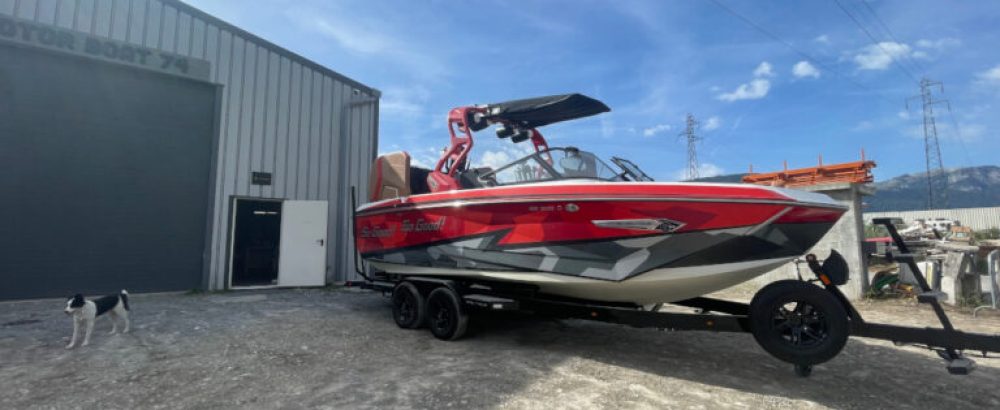Bateau devant un hangar pour hivernage