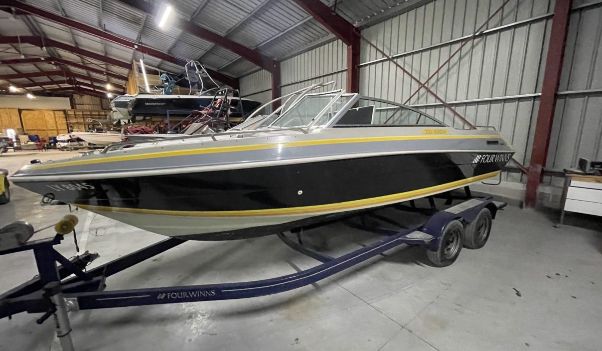 Hivernage bateau dans un hangar