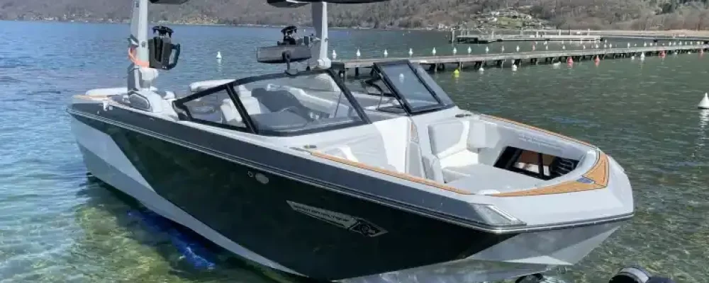 Bateau Nautique qui sort de l'eau du Lac d'Annecy